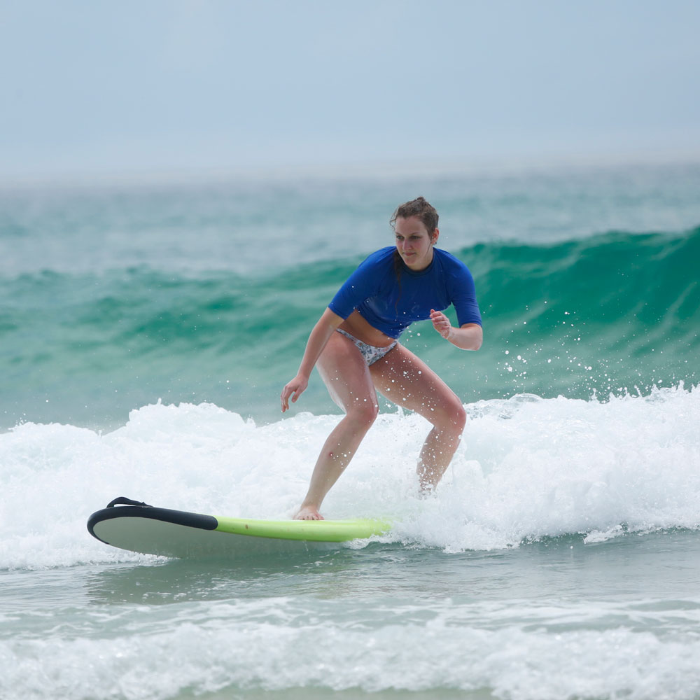 Girl-left-facey group surf lesson byron bay