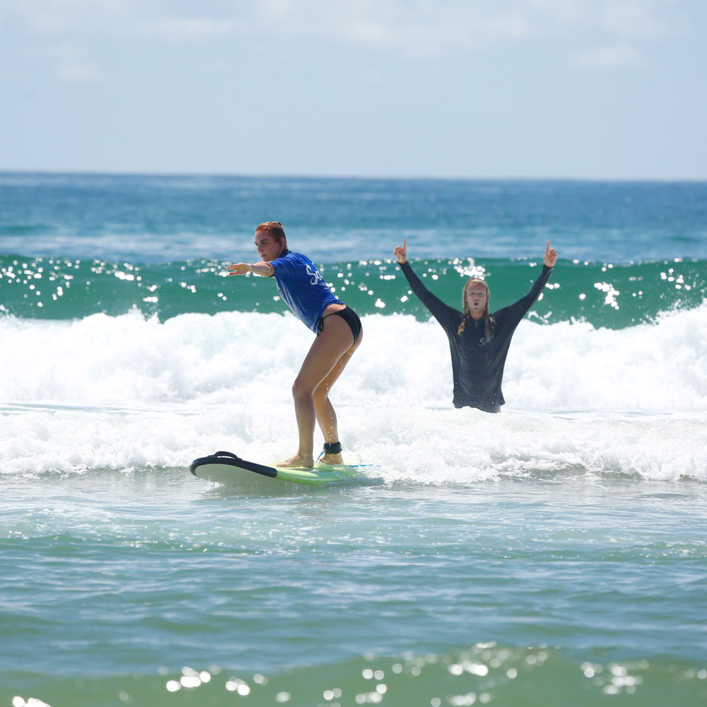 girl-coach- group surf lesson byron bay