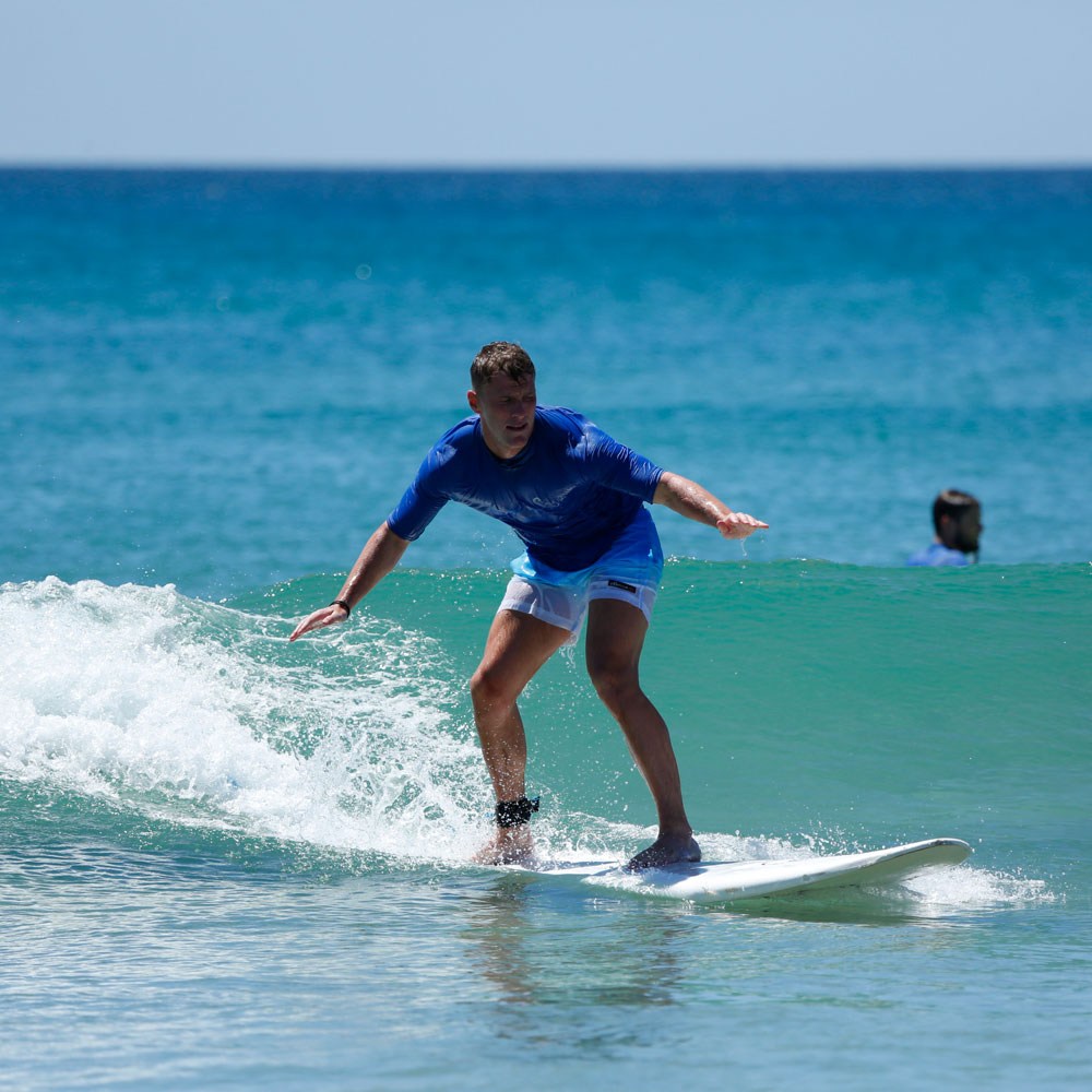 group surf lesson byron bay