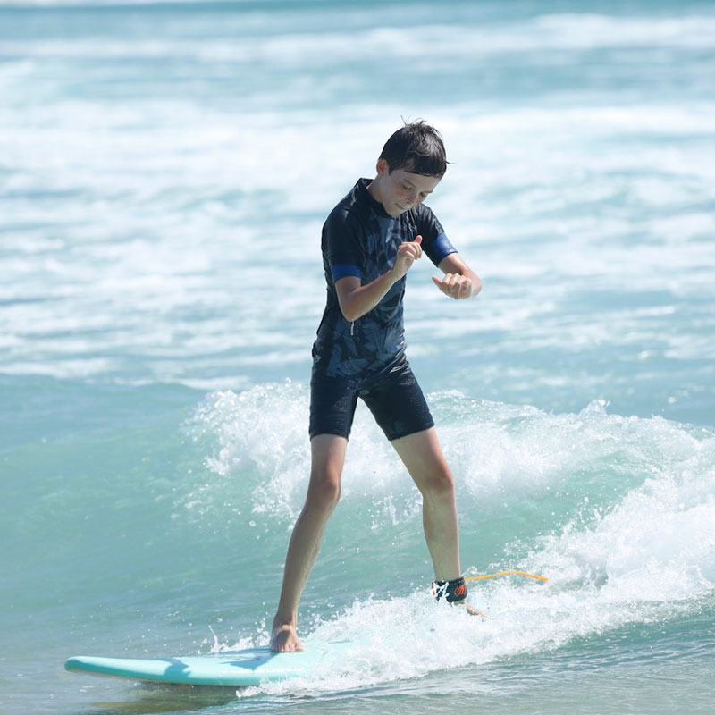 kids surf lessons byron bay
